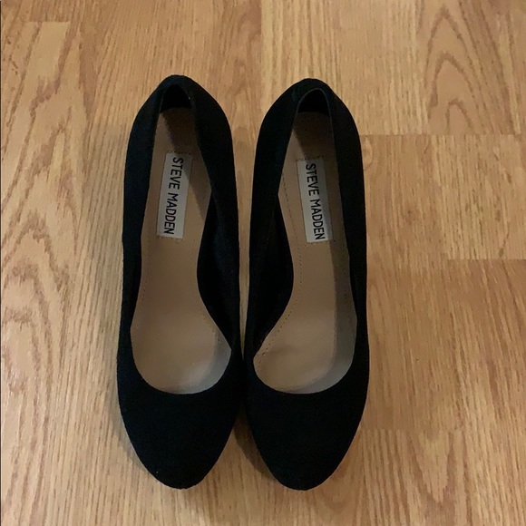 Black suede Steve Madden heels. Size 6 - Picture 3 of 6